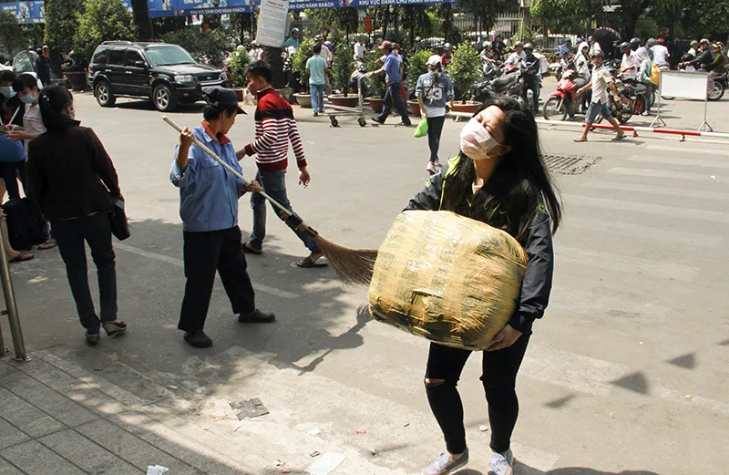Người ở Sài Gòn tay xách nách mang về quê ăn Tết ảnh 4